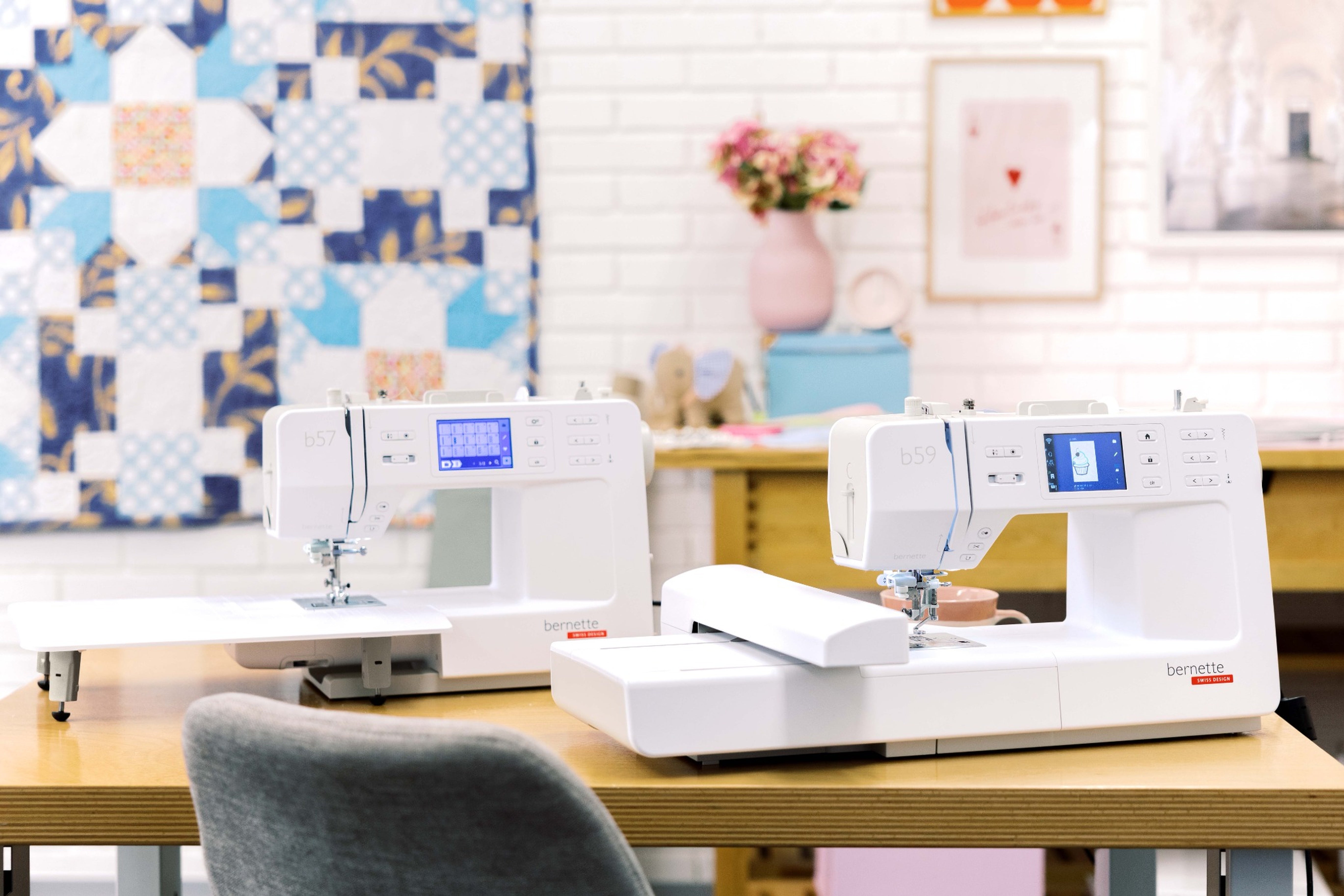 bernette b57 und bernette b59 nebeneinander als moderne b50-Modelle zum Nähen und Sticken