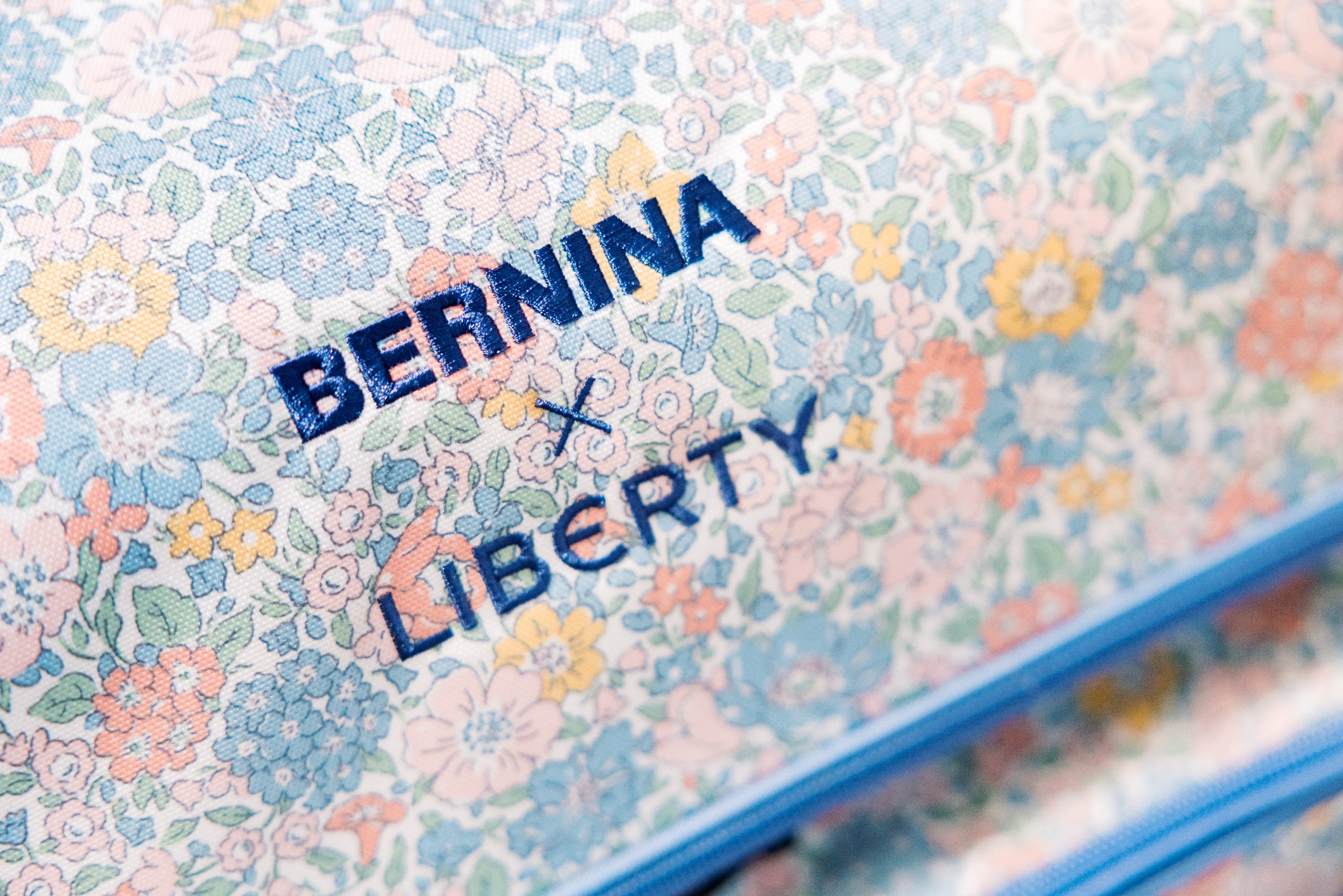 BERNINA x LIBERTY Stickerei auf floralem Stoff im Liberty-Design