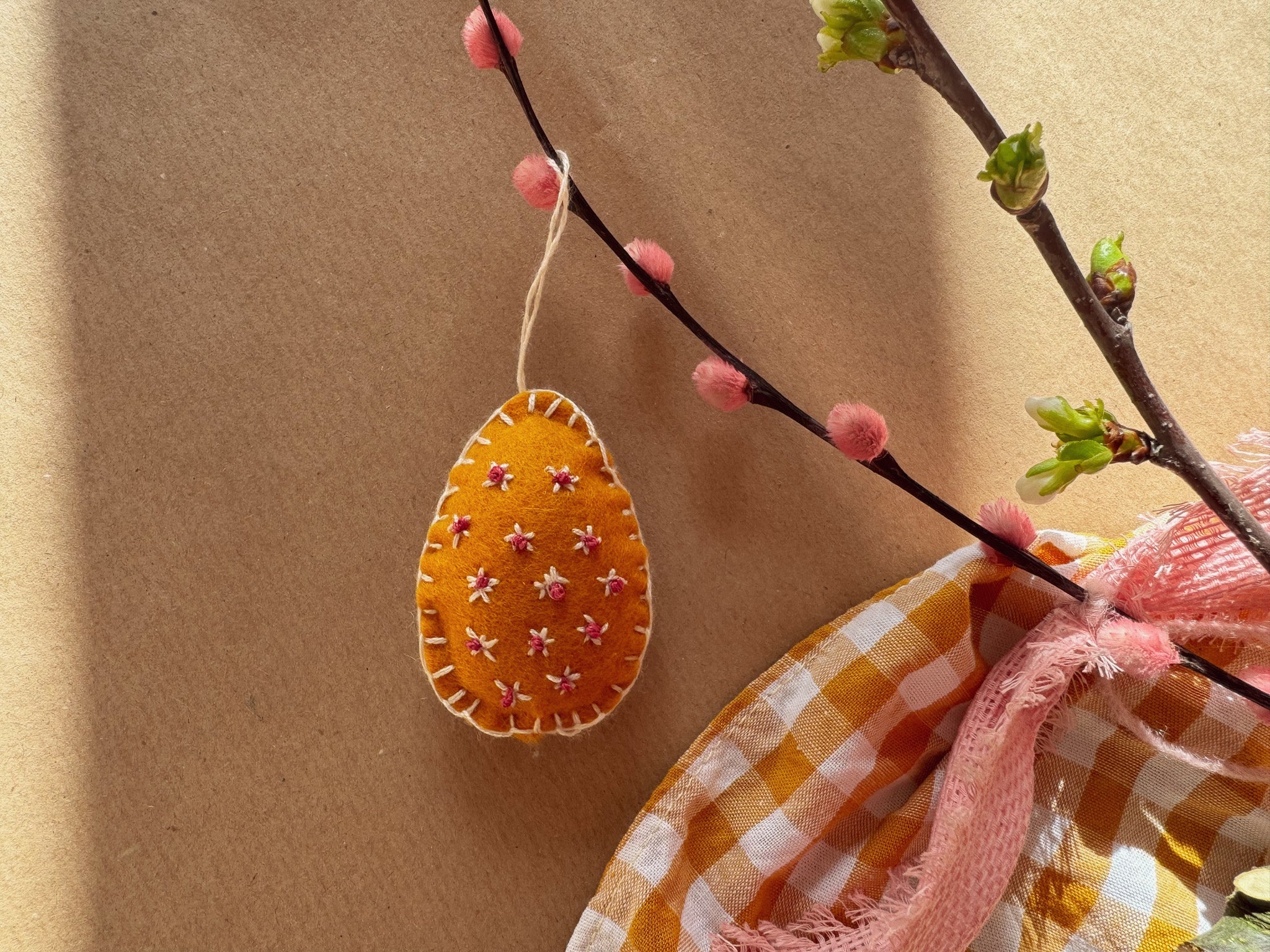 Osterdeko selber nähen: Frühlingshafte Filzanhänger in nur 20 Minuten! - Make ma!