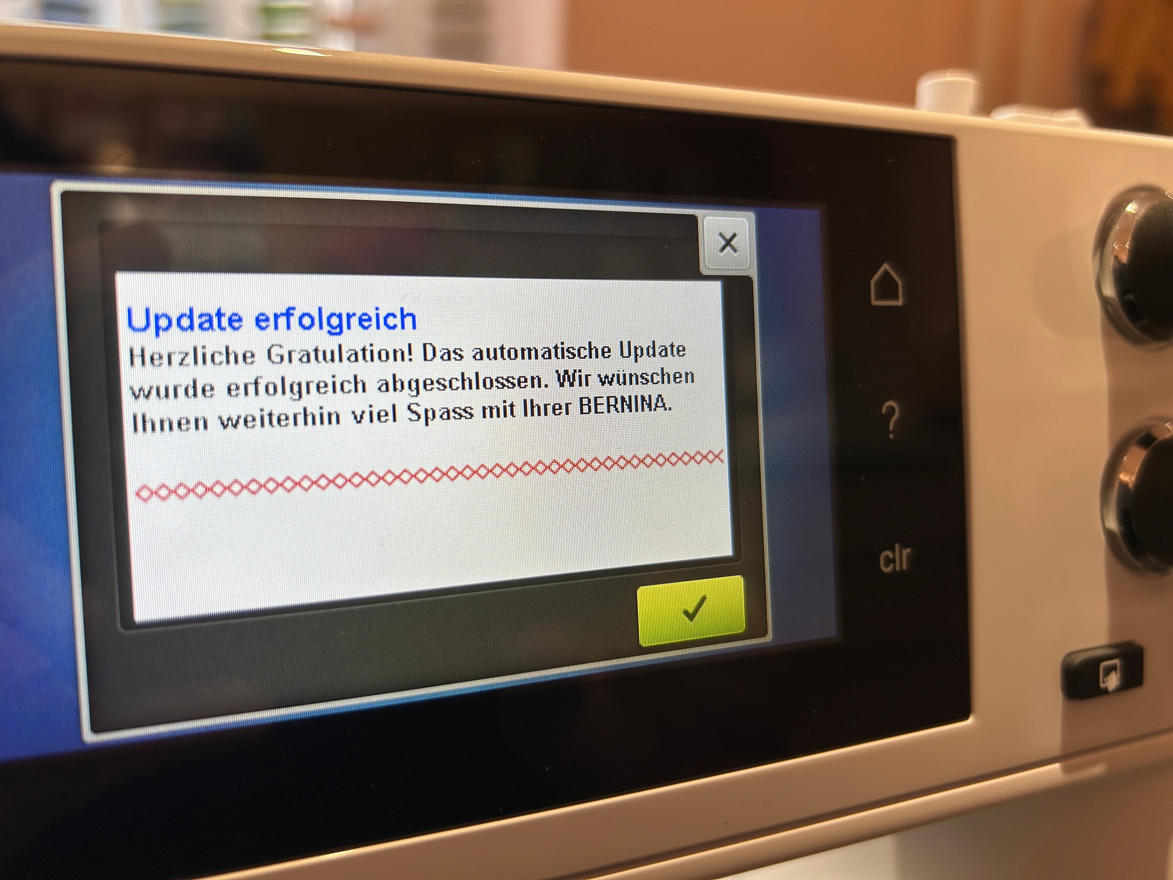 BERNINA Display mit Meldung ‚Update erfolgreich‘ nach abgeschlossenem Firmware-Update.