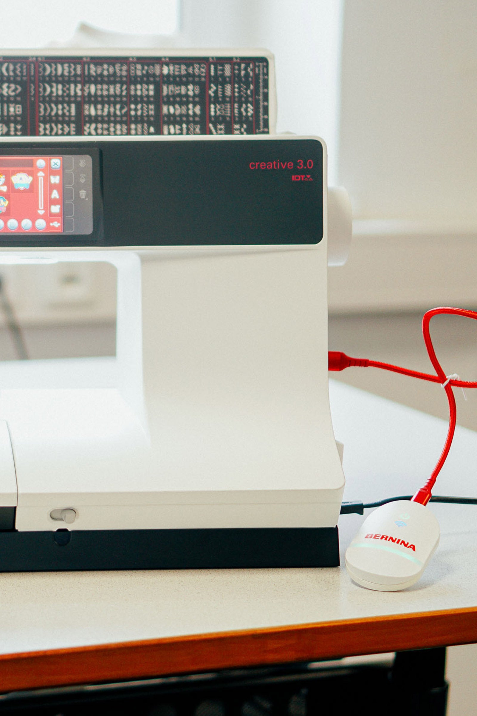 Das BERNINA WiFi Gerät funktioniert auch mit Stickmaschinen anderer Hersteller, z.B. PFAFF
