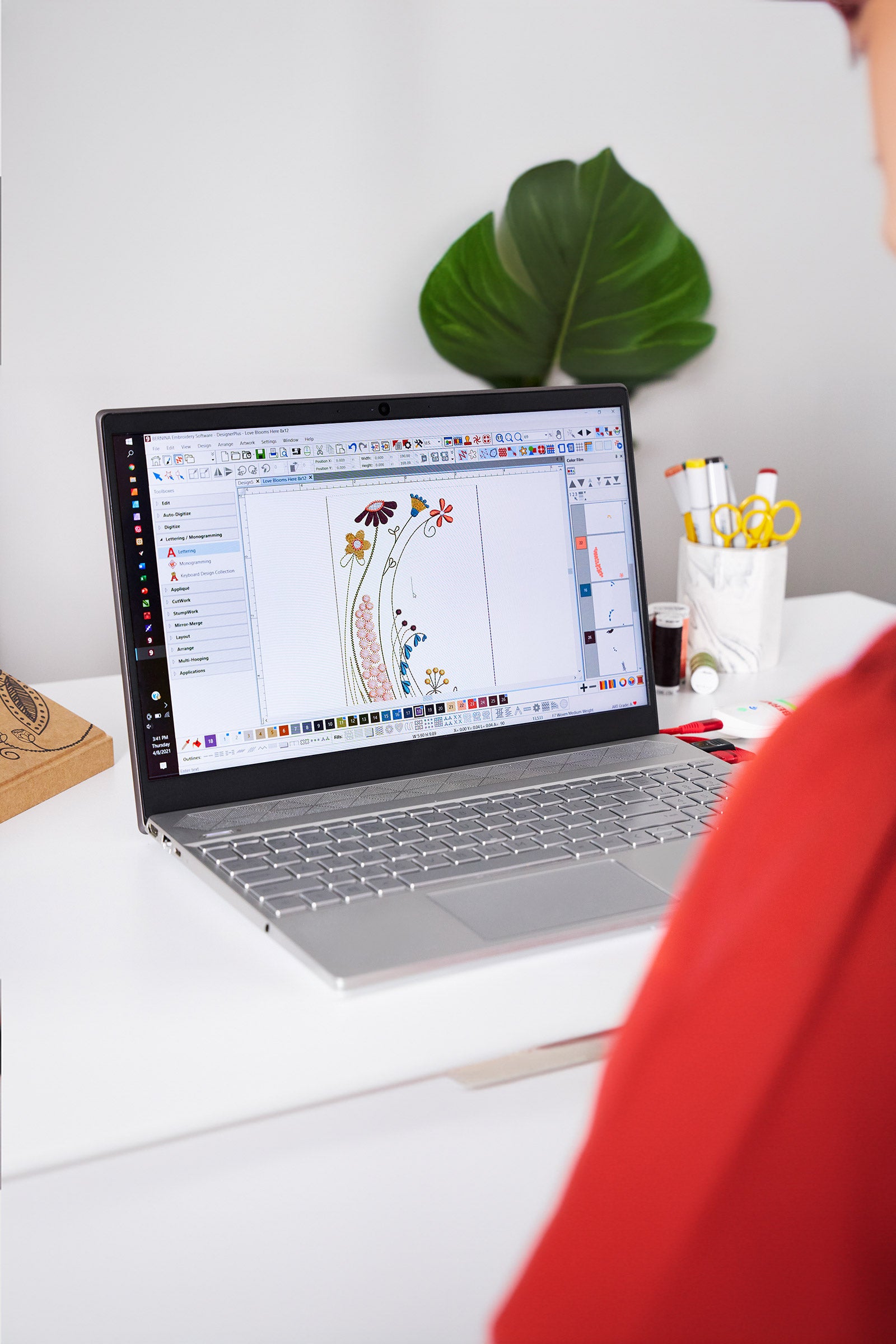 BERNINA Wifi-Gerät zur kabellosen Übertragung von Stickdateien von der Sticksoftware V9 auf deine Stickmaschine mit USB Anschluss