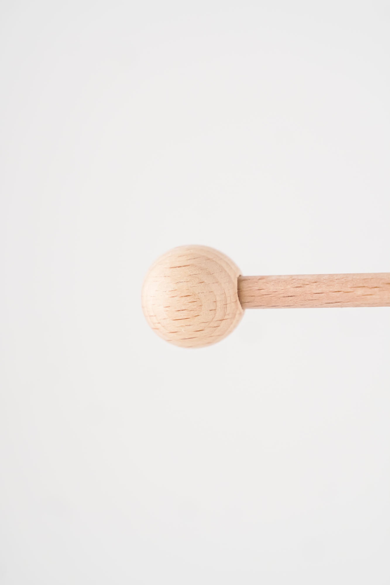 Detailaufnahme der Endkugel des Mobile aus unbehandeltem Holz