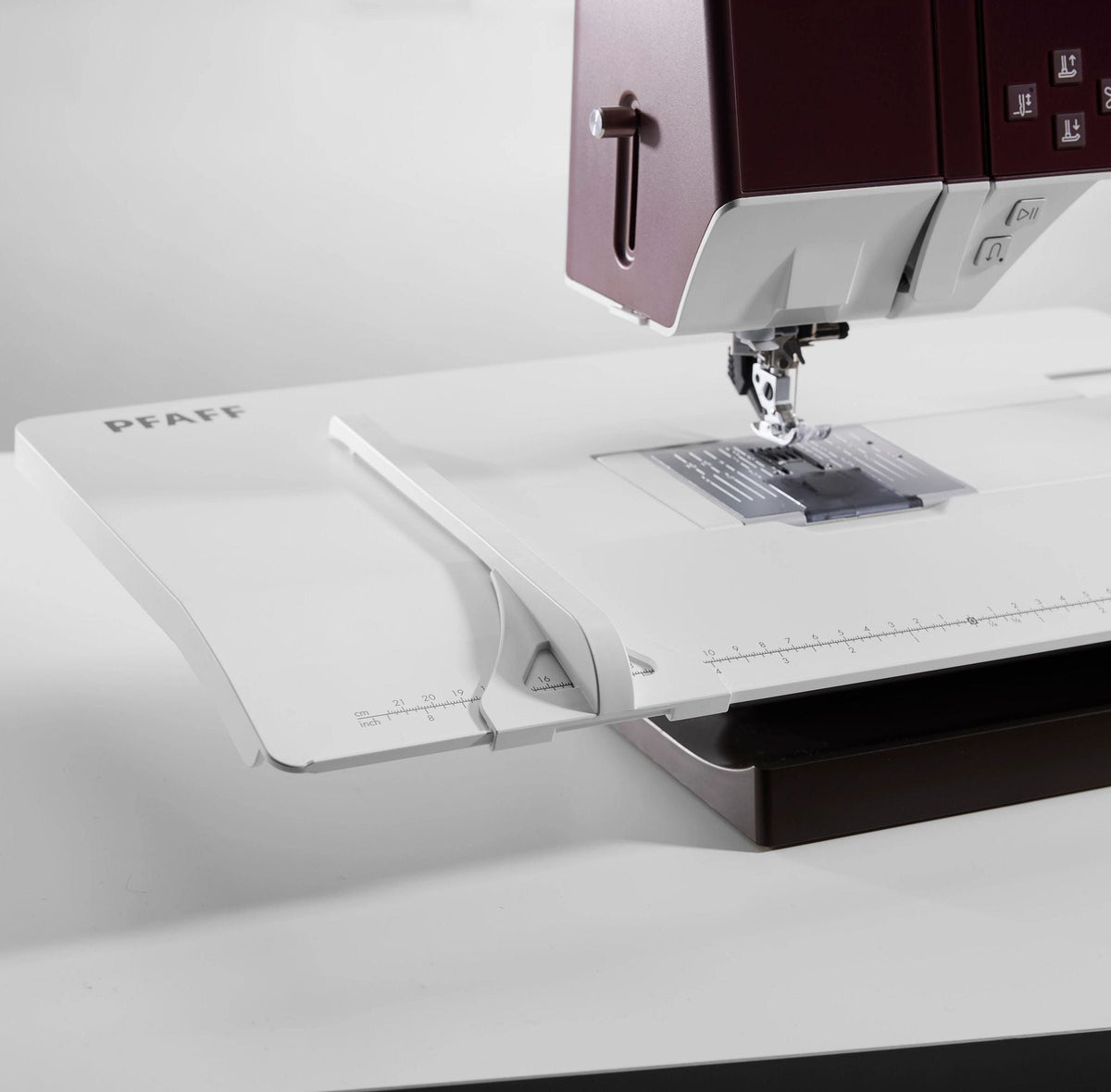 PFAFF forlængerbord med justerbar guide monteret på en quilt expression 725