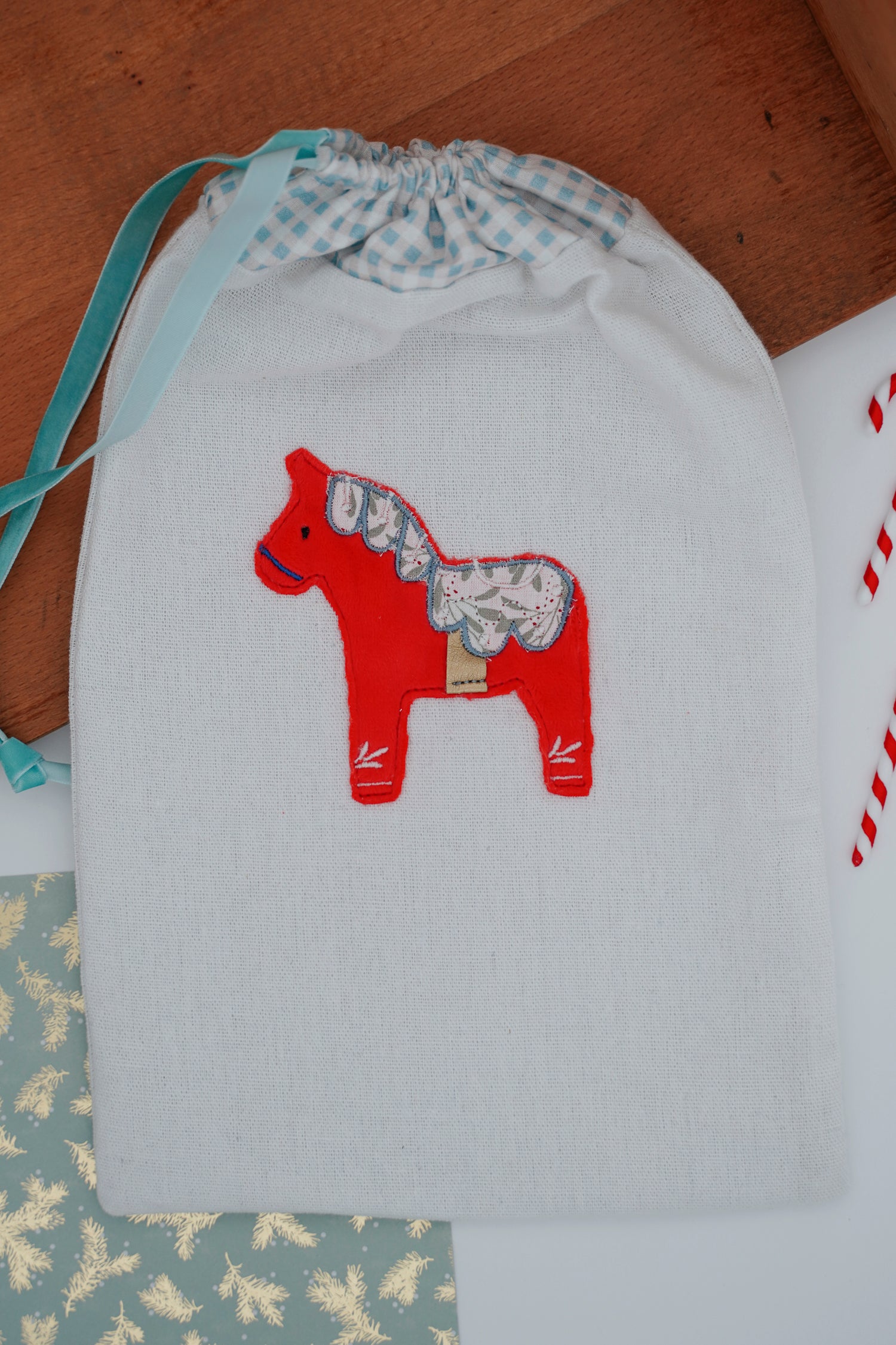 Stickdatei Weihnachtspferd in Rot