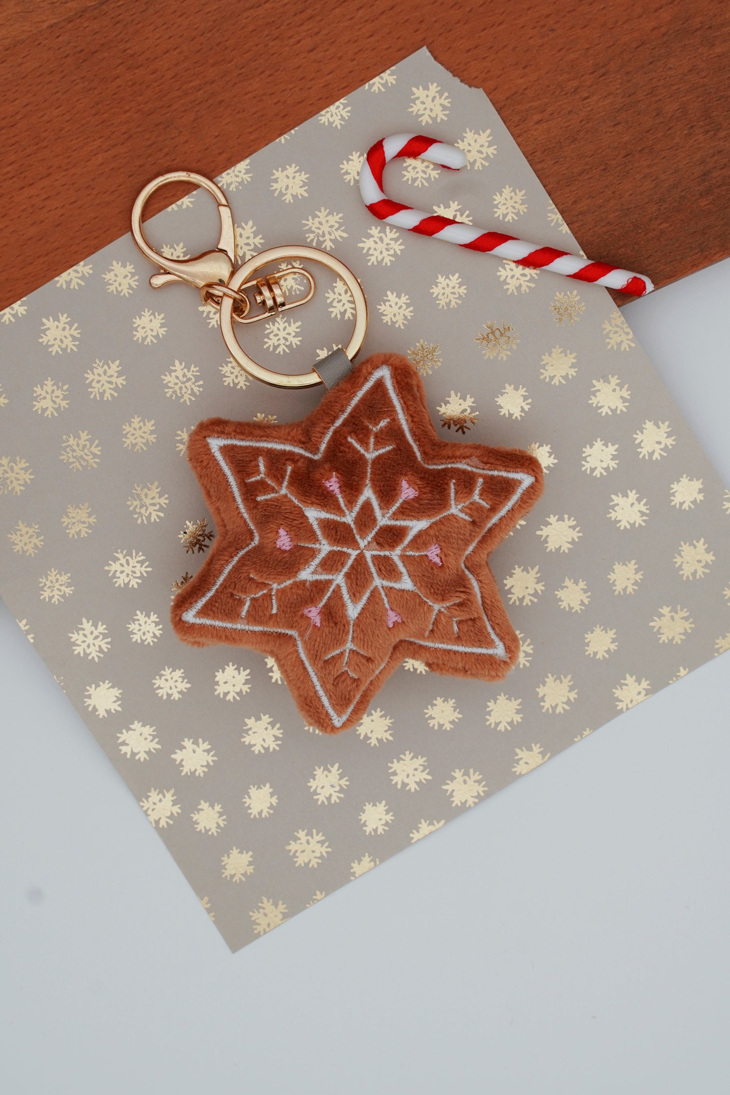 Mit der Stickmaschine gestickter Schlüsselamhänger Schneeflocke