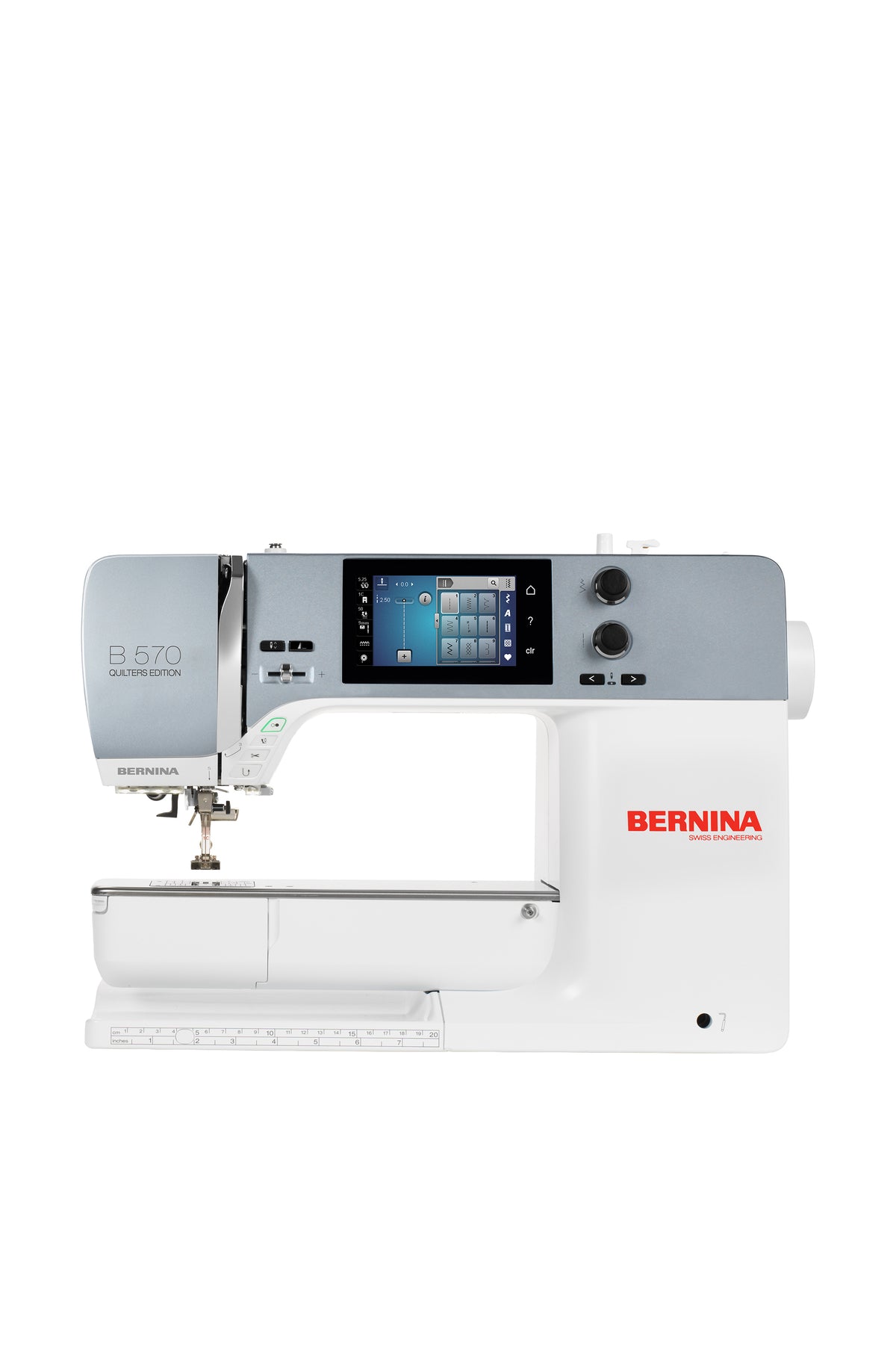BERNINA 570 QE-naaimachine in recht vooraanzicht zonder schaduw op de vloer