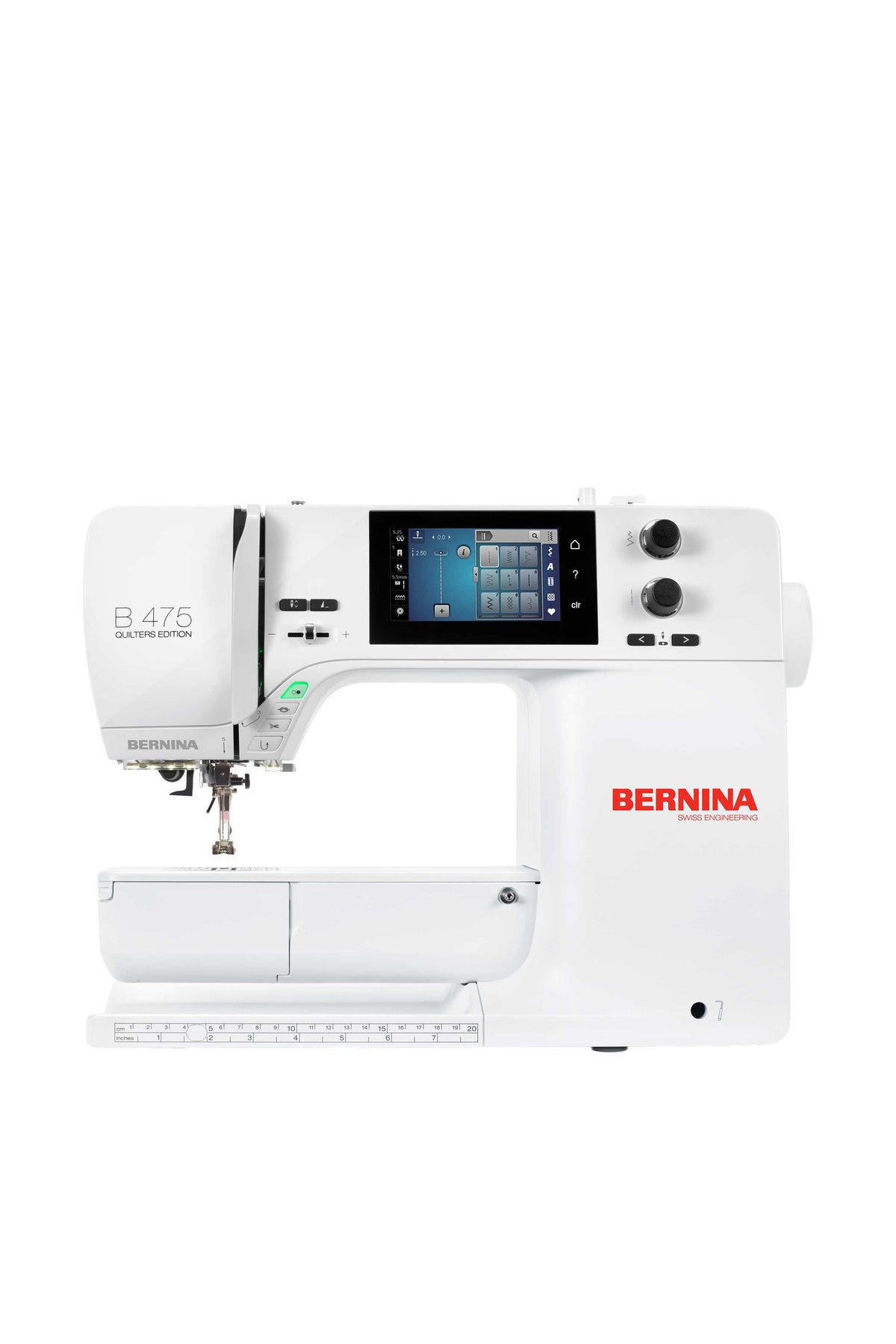 Machine à coudre BERNINA B 475 QE, vue de face complète avec écran tactile couleur, zone de l’aiguille et plateau de la machine sur fond blanc