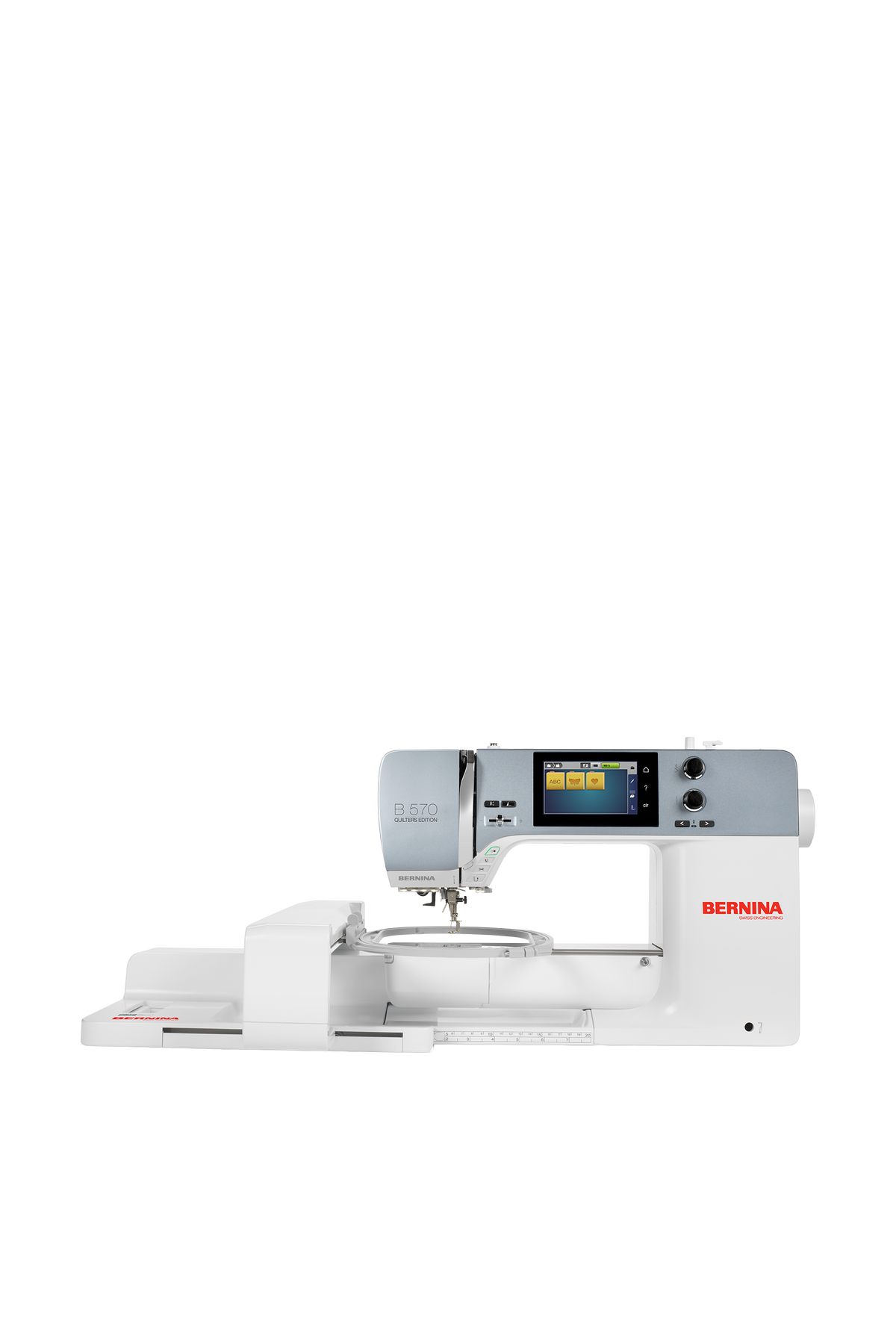 BERNINA B 570 QE mit Stickmodul M (SDT) Näh- & Stickmaschine in gerader Frontansicht ohne Bodenschatten