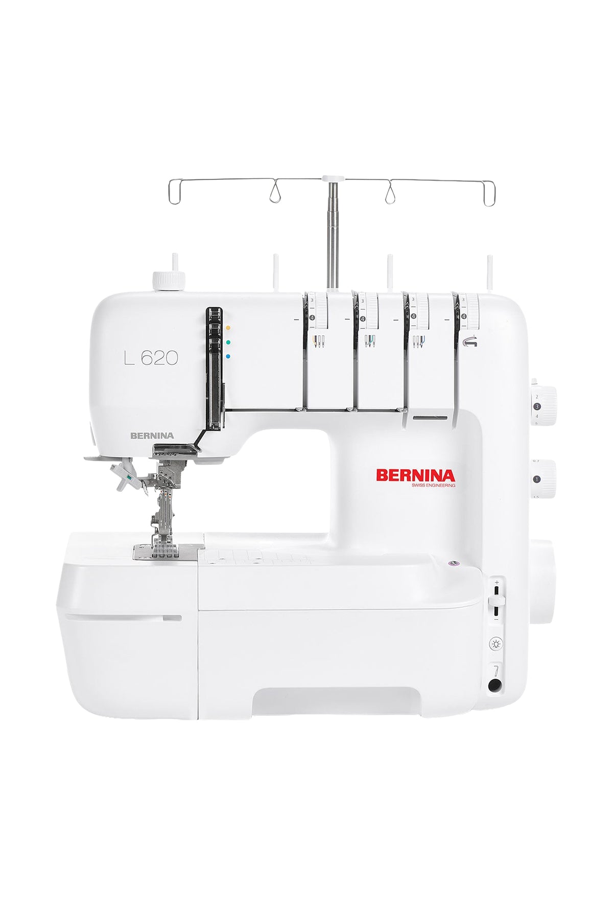 BERNINA L 620 Coverstitch in recht vooraanzicht, vrijstaand zonder schaduw op de vloer