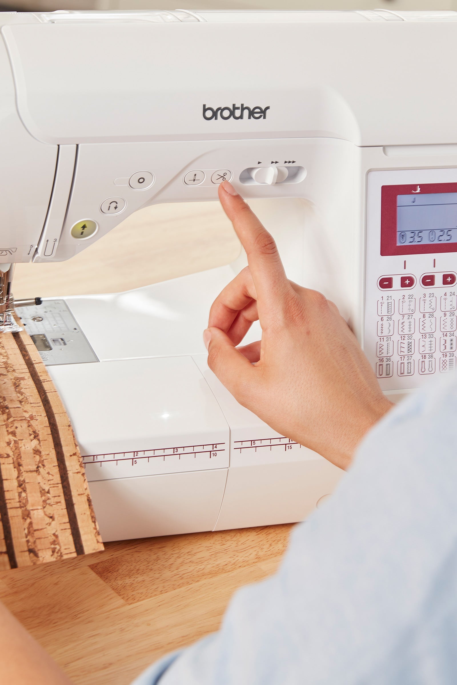 Brother Innov-is F400 - Bedienung Fadenabschneider