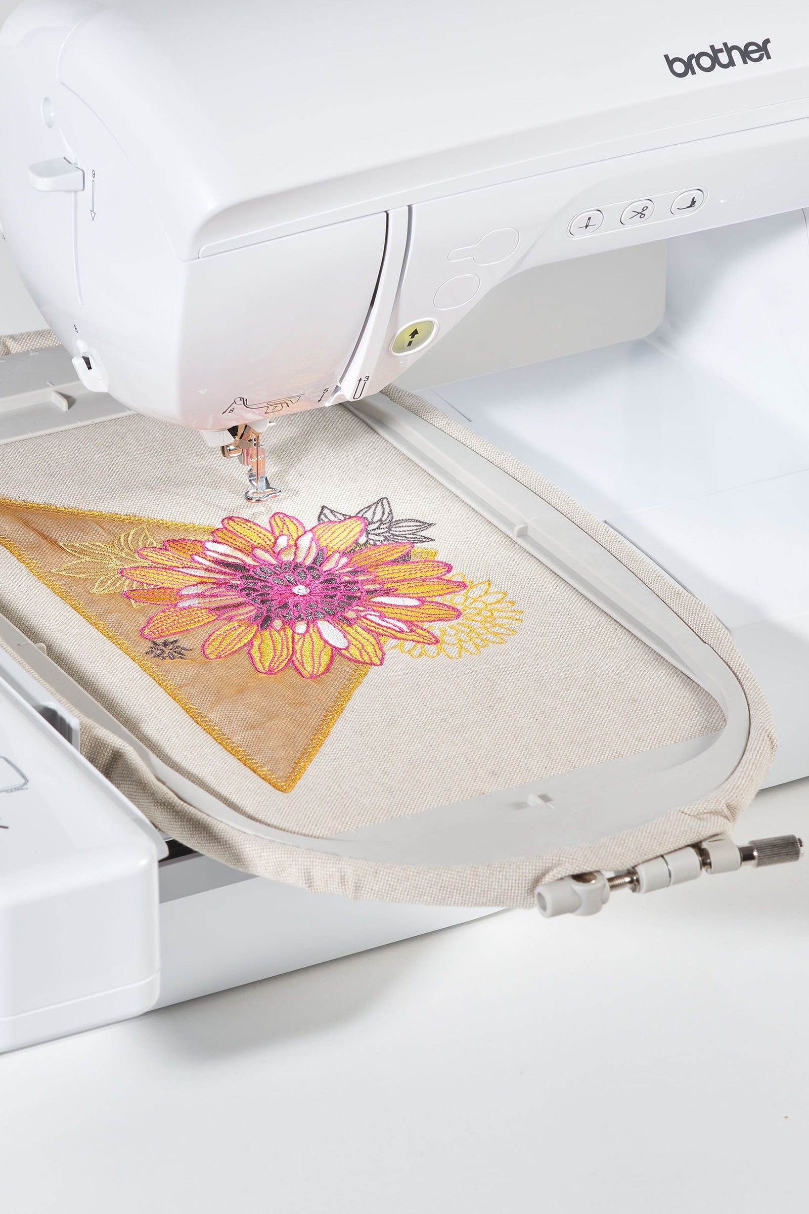 Brother Innov-is NV880E Stickerei auf großer Stickfläche