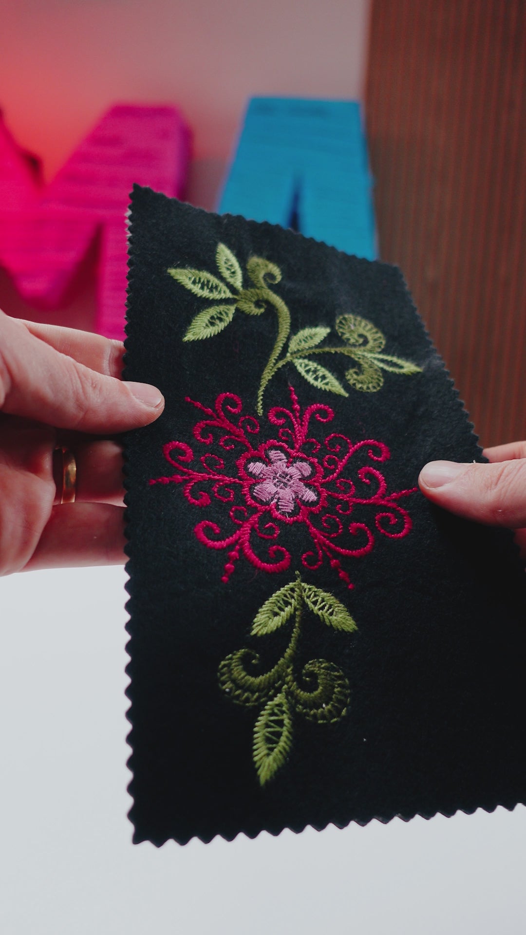 Load video: Sulky Filaine Stickgarn in groben Landhausstil