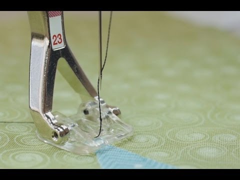 Load video: Anwendung des BERNINA Applikationsfußes #23 für schmale Raupennähte und Applikationen