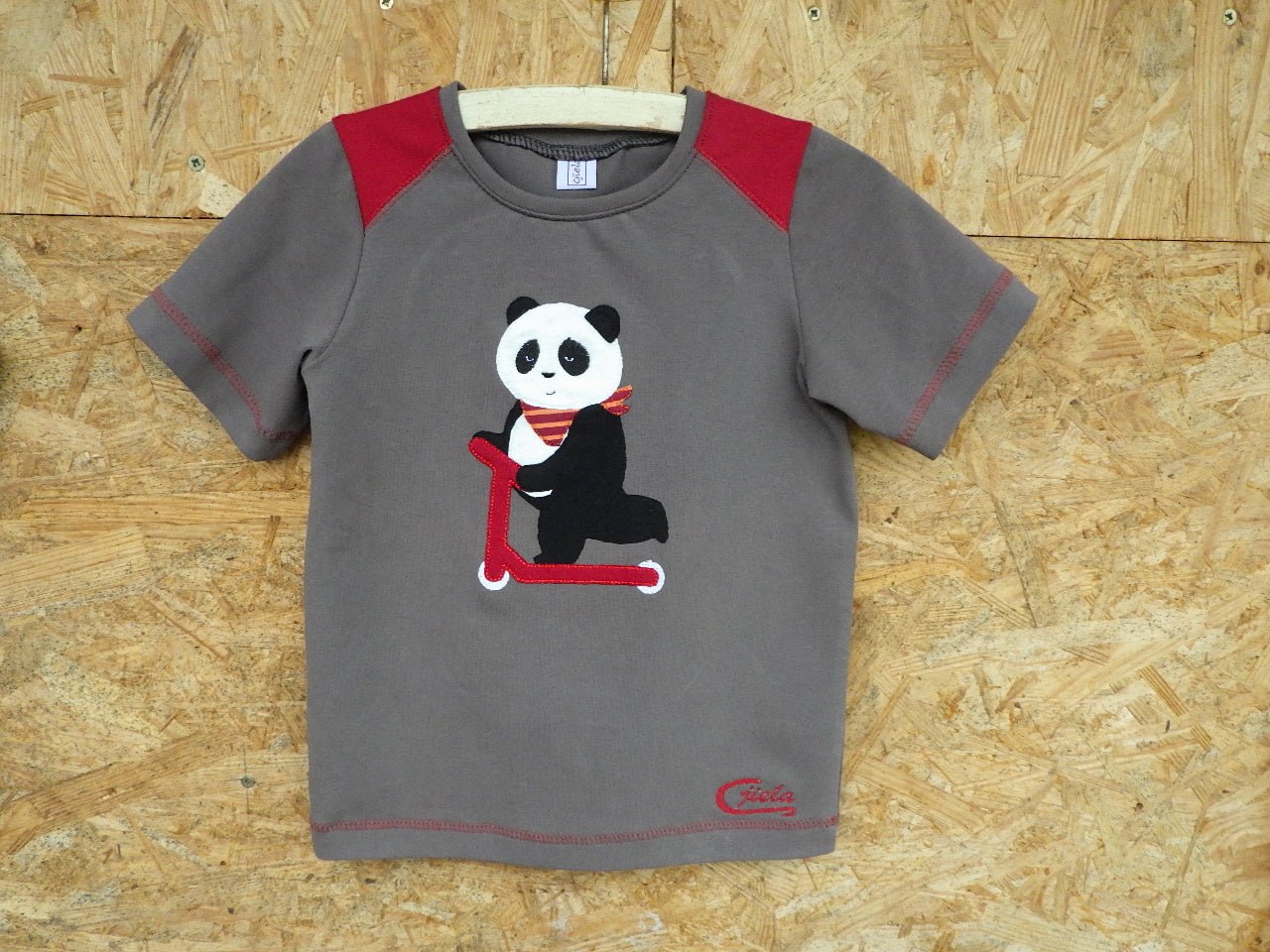 Stickdatei PANDA »Pit« auf Scooter - Make ma!