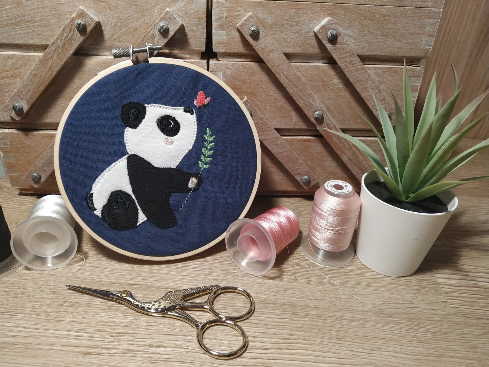 Stickdatei PANDA Pit mit Schmetterling - Make ma!