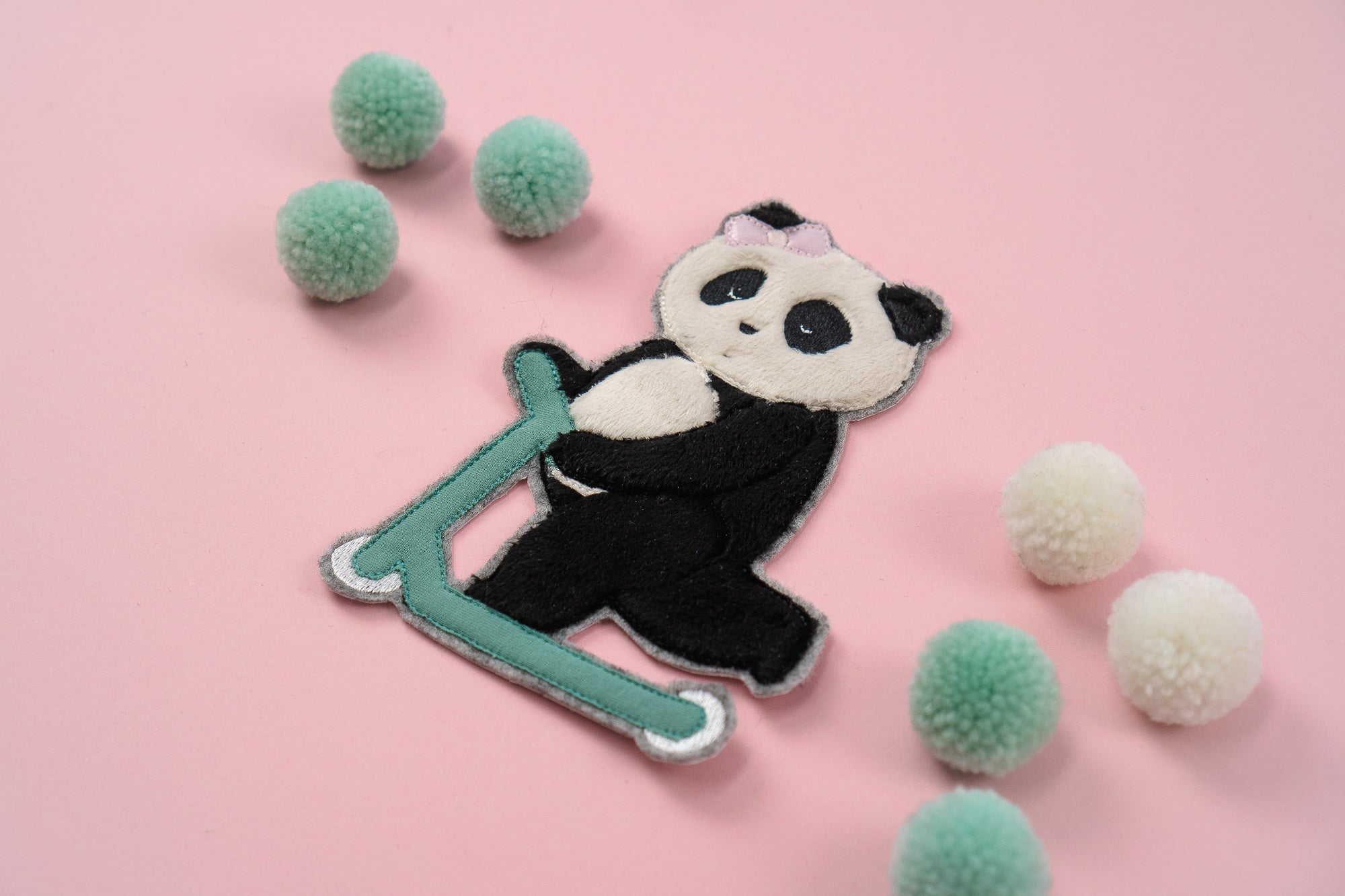 Stickdatei PANDA »Paula« auf Scooter - Make ma!