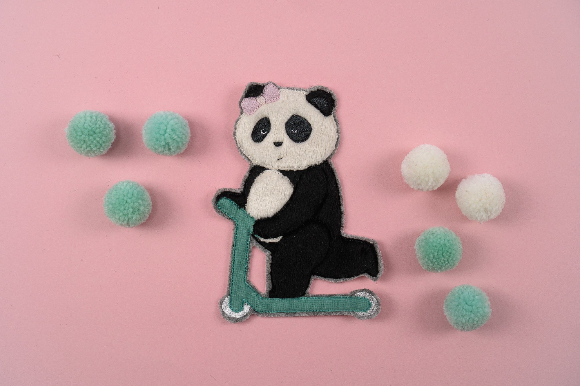 Stickdatei PANDA »Paula« auf Scooter - Make ma!