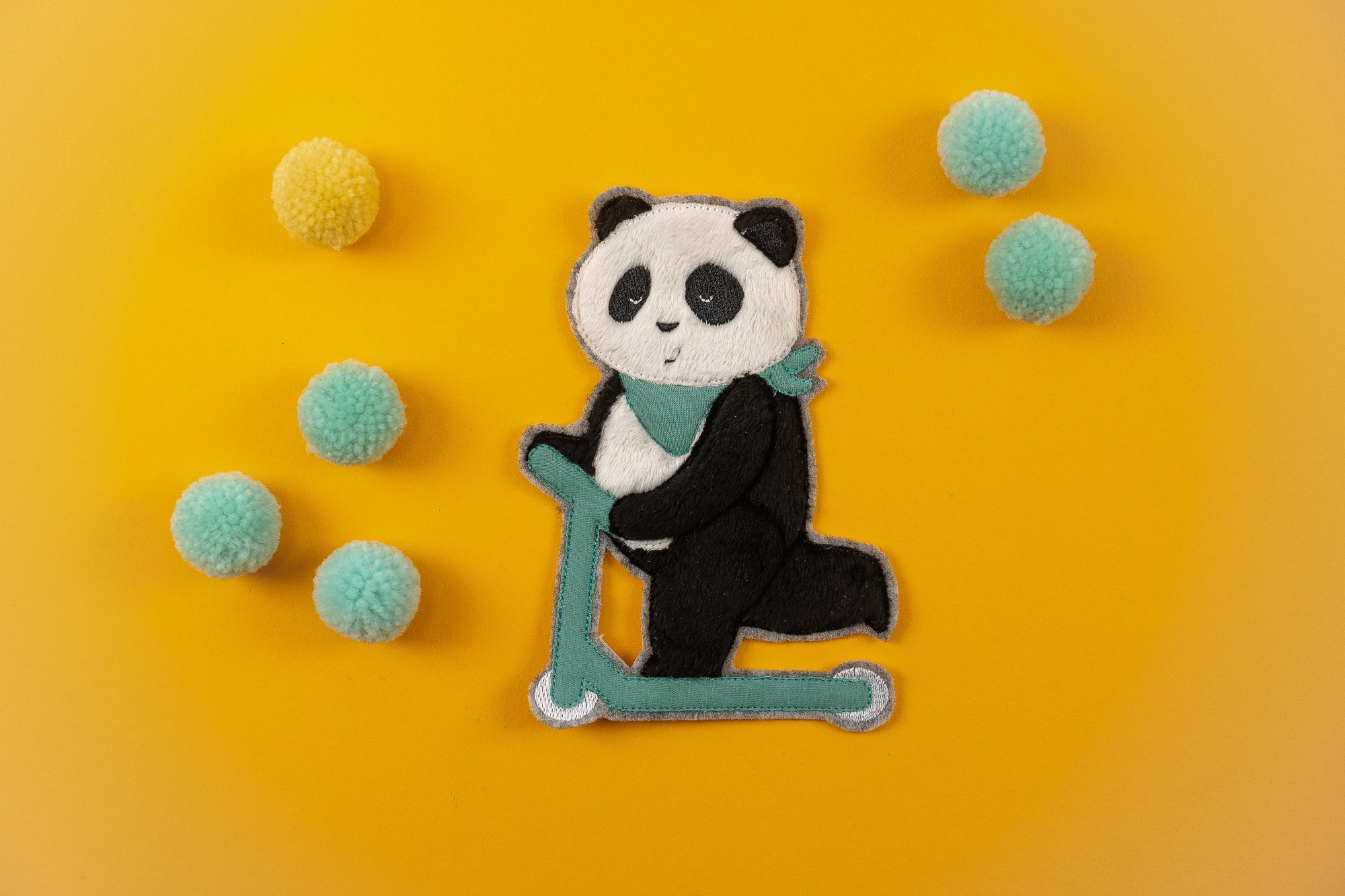 Stickdatei PANDA »Pit« auf Scooter - Make ma!