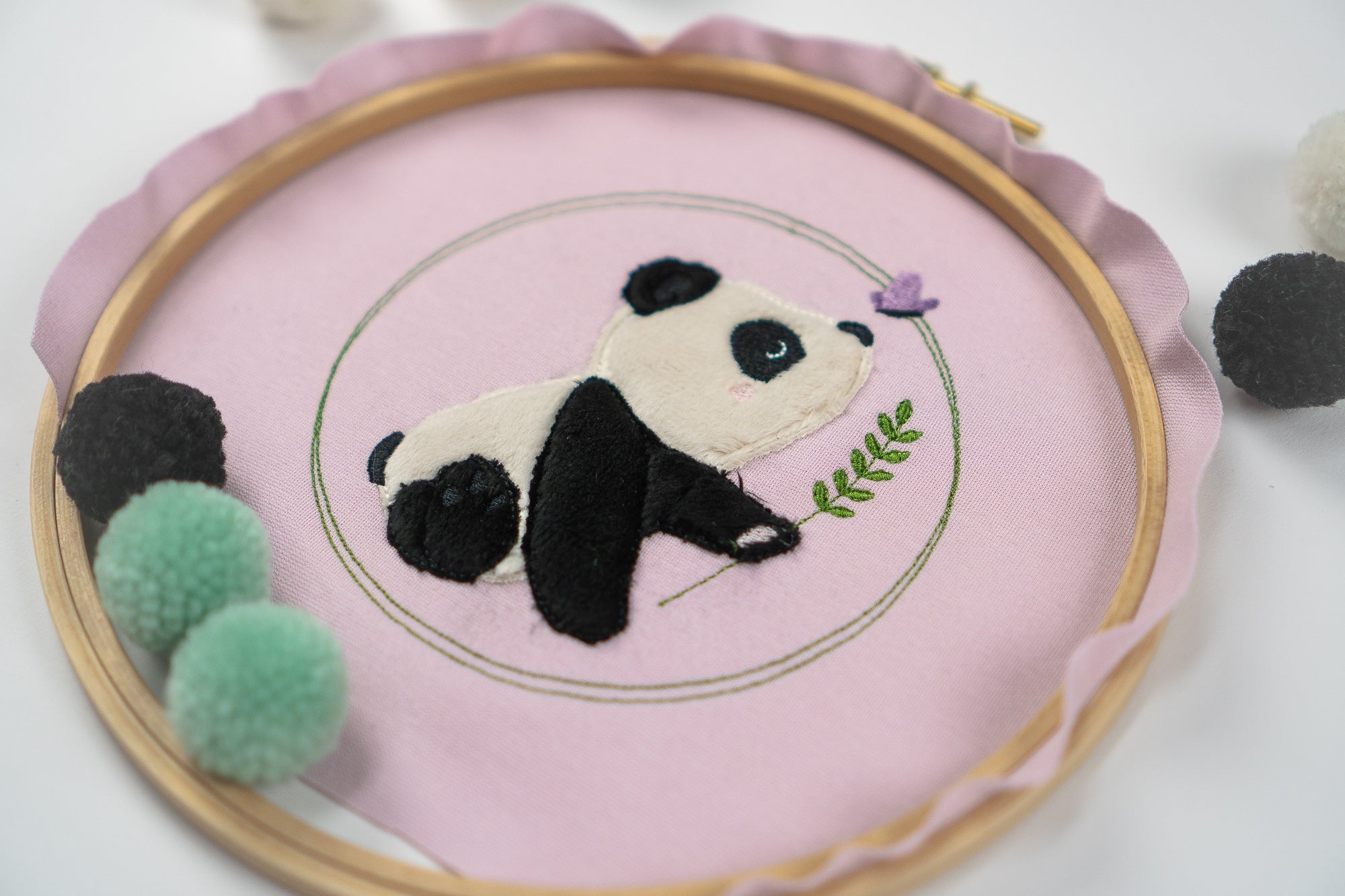 Stickdatei PANDA Pit mit Schmetterling - Make ma!