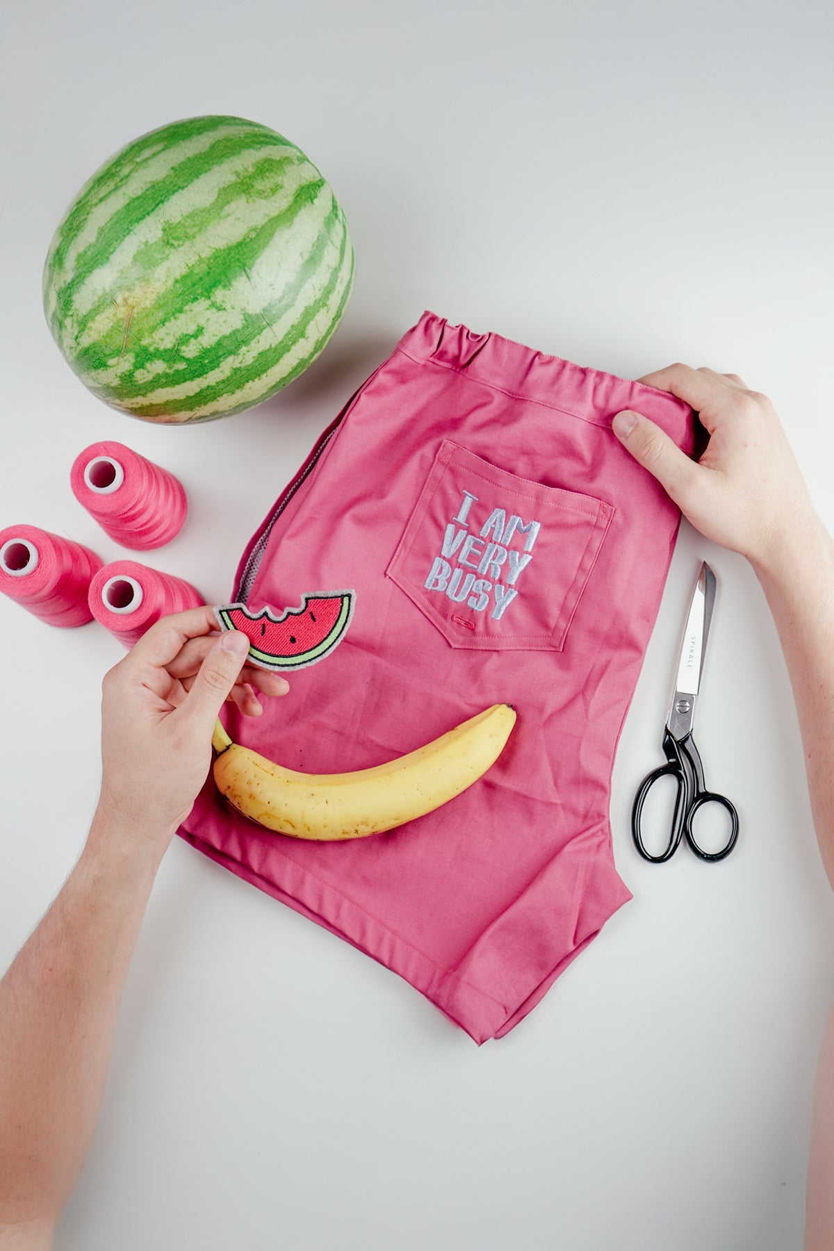 Stickdatei Schriftzug "I am very busy" auf Badehose