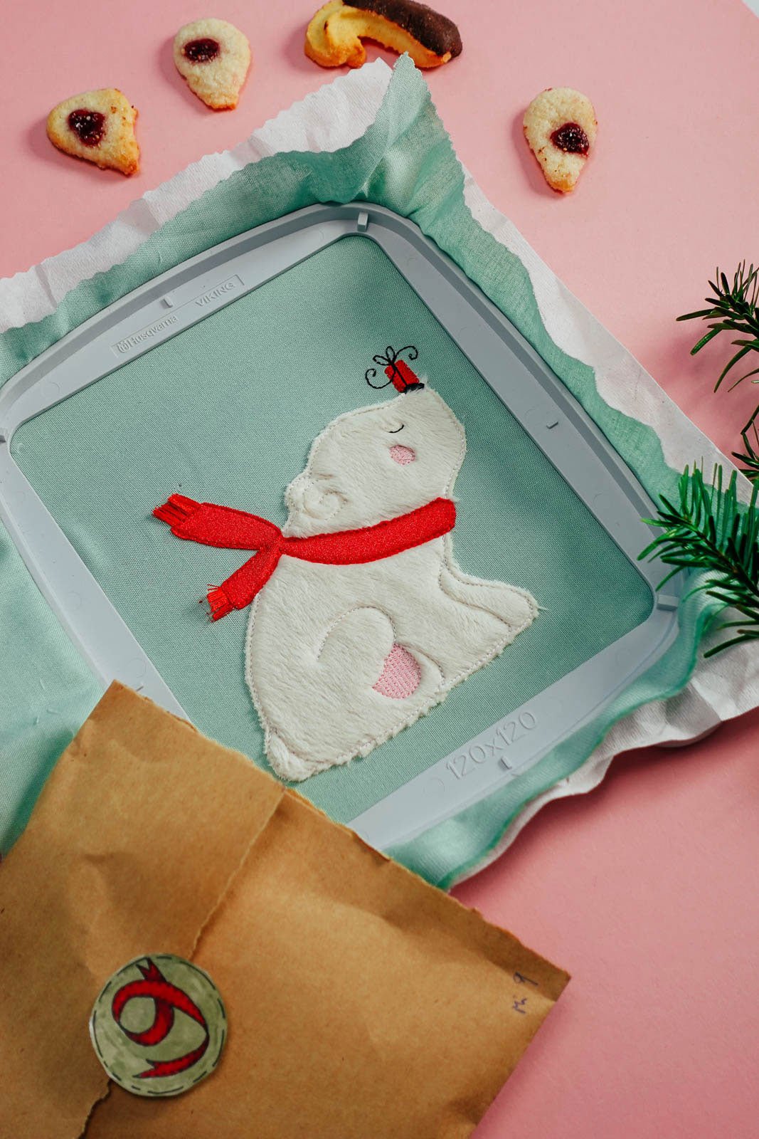 Stickdatei Eisbär Paul mit Geschenk - Make ma!