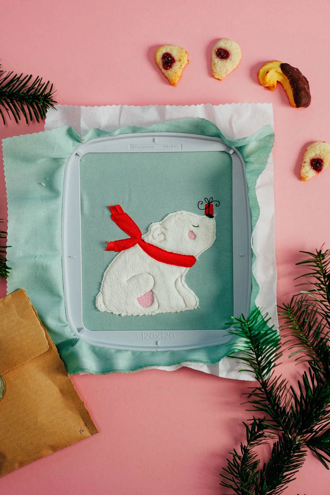 Stickdatei Eisbär Paul mit Geschenk - Make ma!
