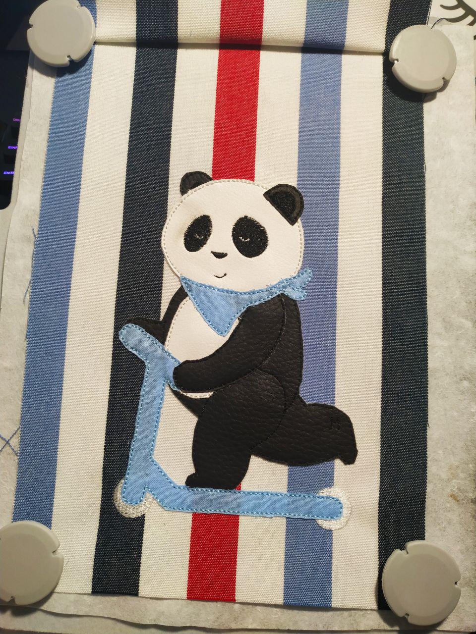 Stickdatei PANDA »Pit« auf Scooter - Make ma!