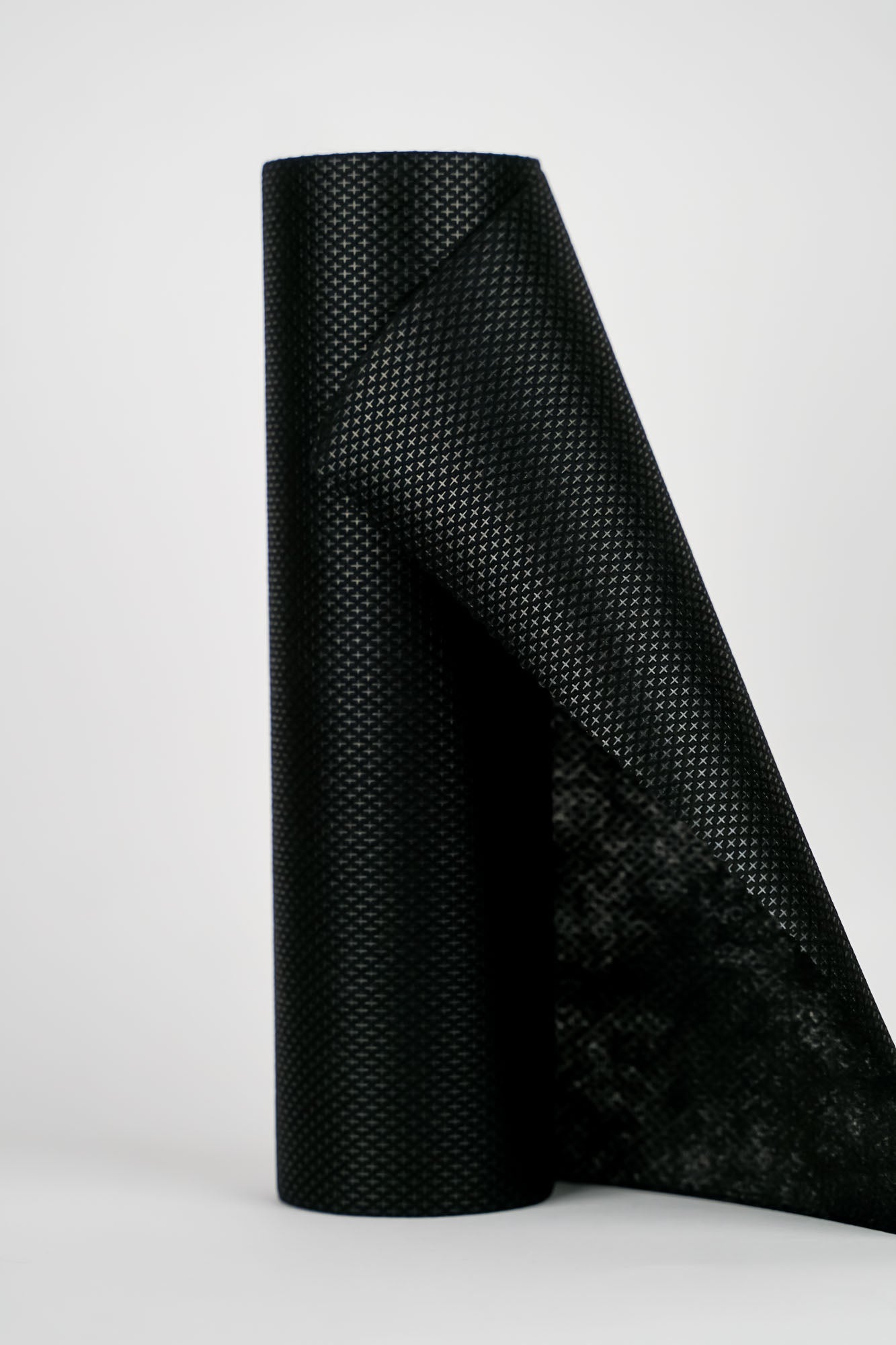 Struktur des Schneidvlieses SOFT'N SHEER PLUS in schwarz