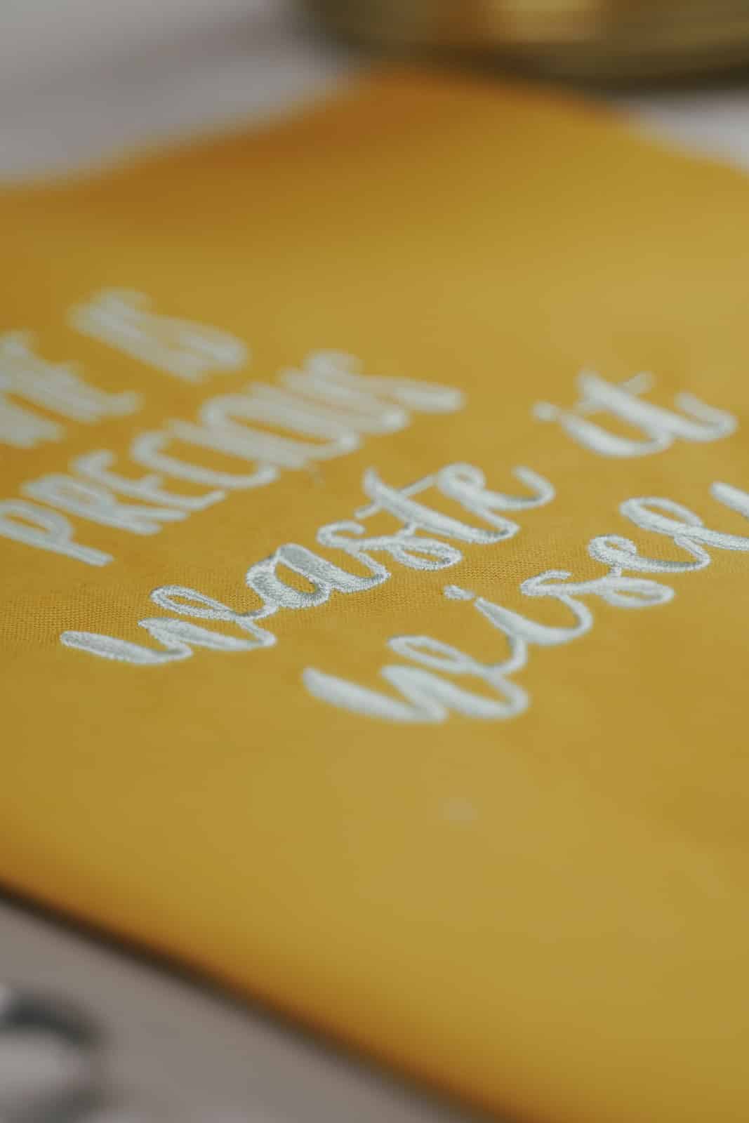 Stickdatei Schriftzug: Time is precious – waste it wisely - Make ma!