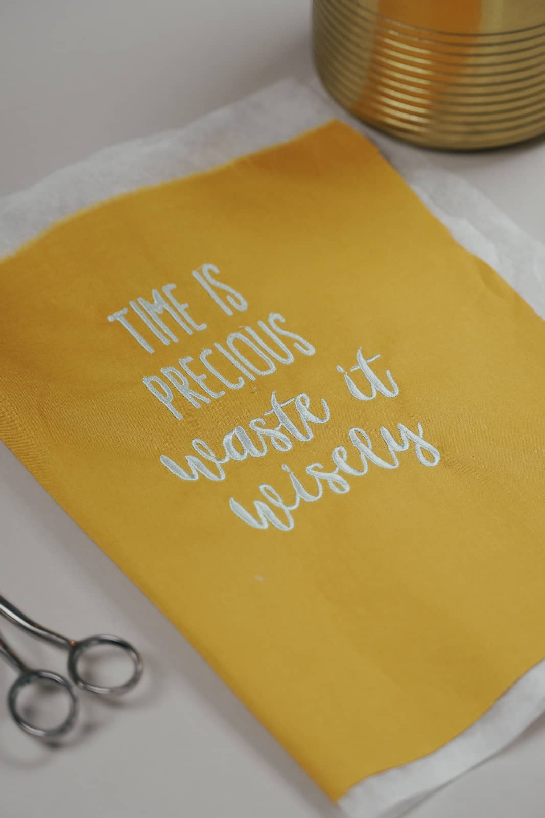 Stickdatei Schriftzug: Time is precious – waste it wisely - Make ma!