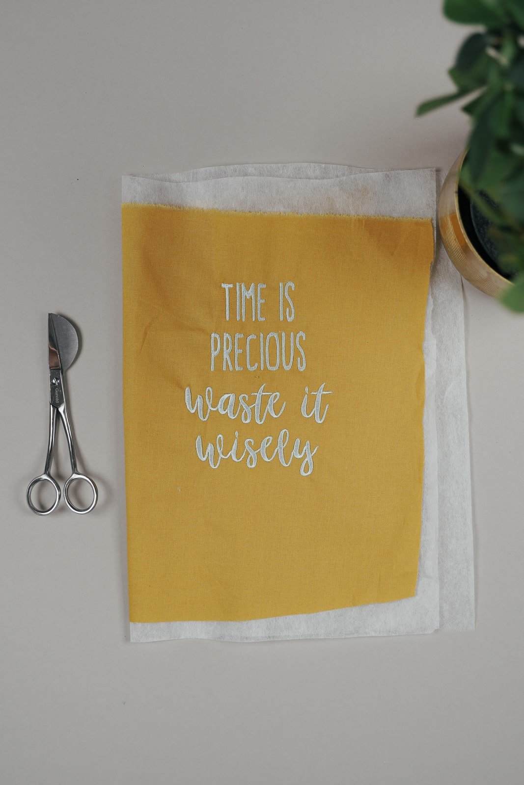 Stickdatei Schriftzug: Time is precious – waste it wisely - Make ma!