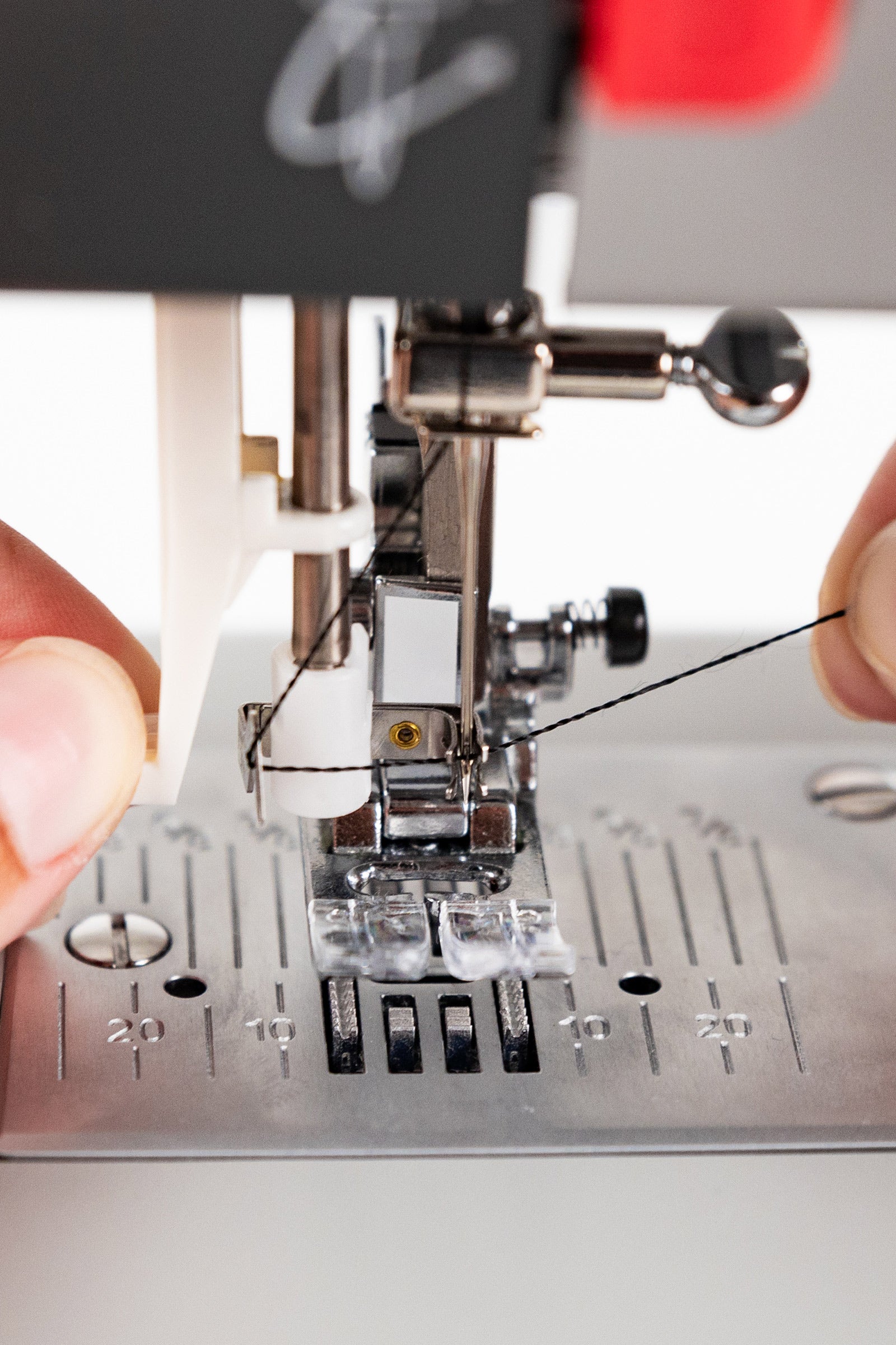 Praktische Einfädelhilfe der VERITAS Power Stitch Pro macht das Nähen mit der Nähmaschine noch einfacher