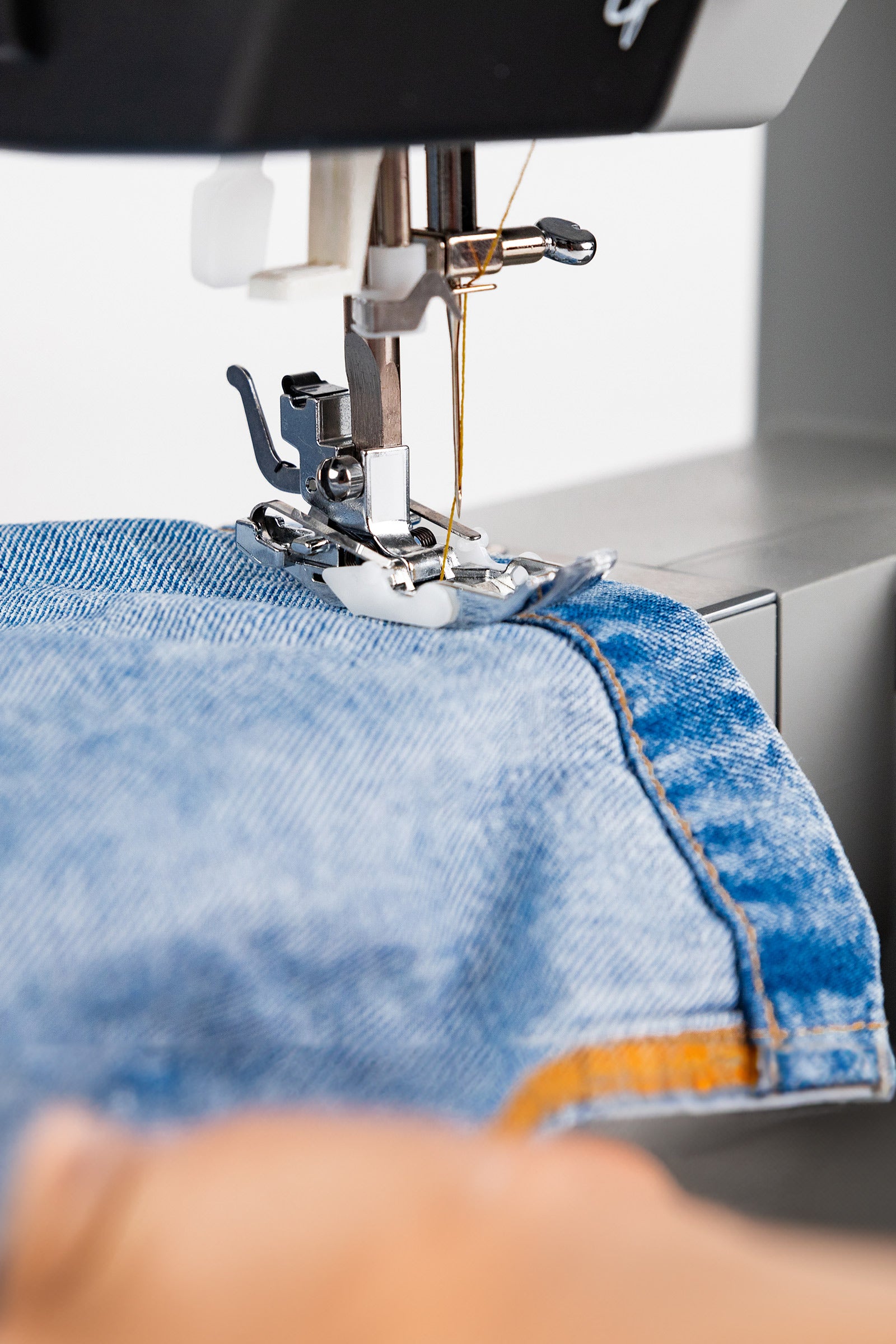 Der besondere Nähfuß für schwere Stoffe für die VERITAS Power Stitch Pro näht Jeans mühelos