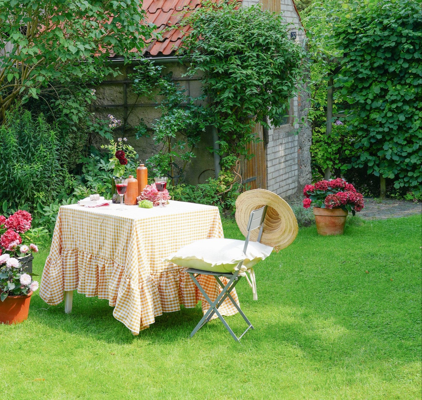 Tisch mit selbstgenähter Rüschentischdecke im Frühlingsgarten 