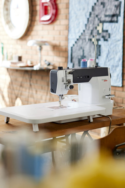 Machine à coudre rapide bernette b08 Straight Stitch dans un atelier de couture