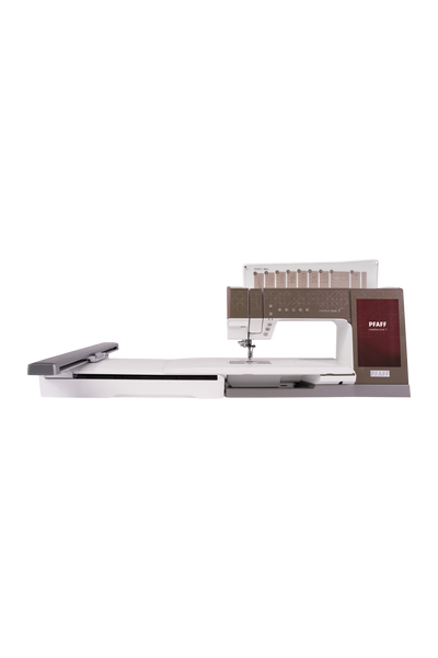 PFAFF creative icon 3 mit angesetztem Stickmodul in gerader Frontansicht