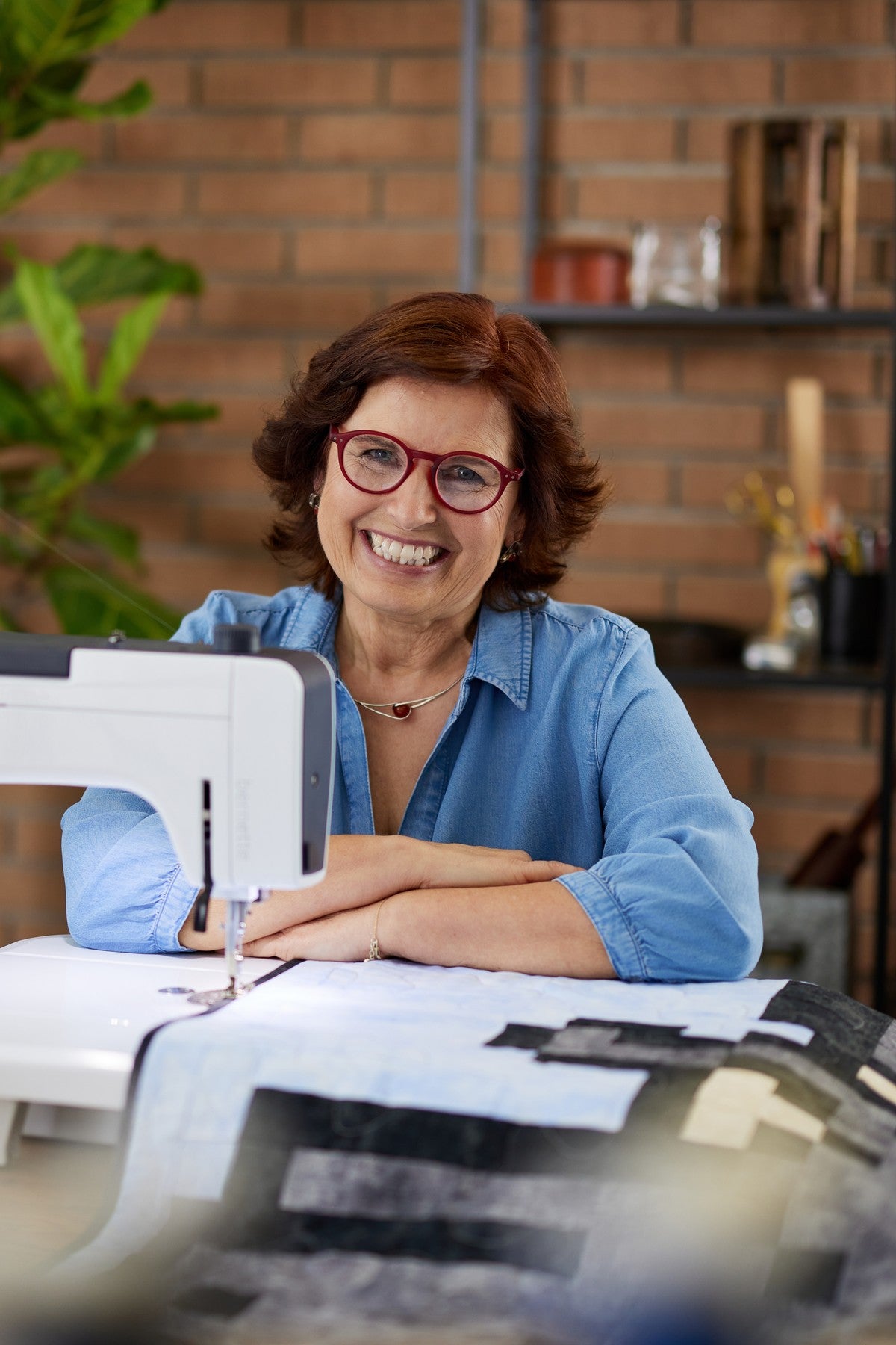 Quilteuse réalisant un quilt avec la bernette b08 Straight Stitch
