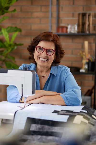 Quilteuse réalisant un quilt avec la bernette b08 Straight Stitch