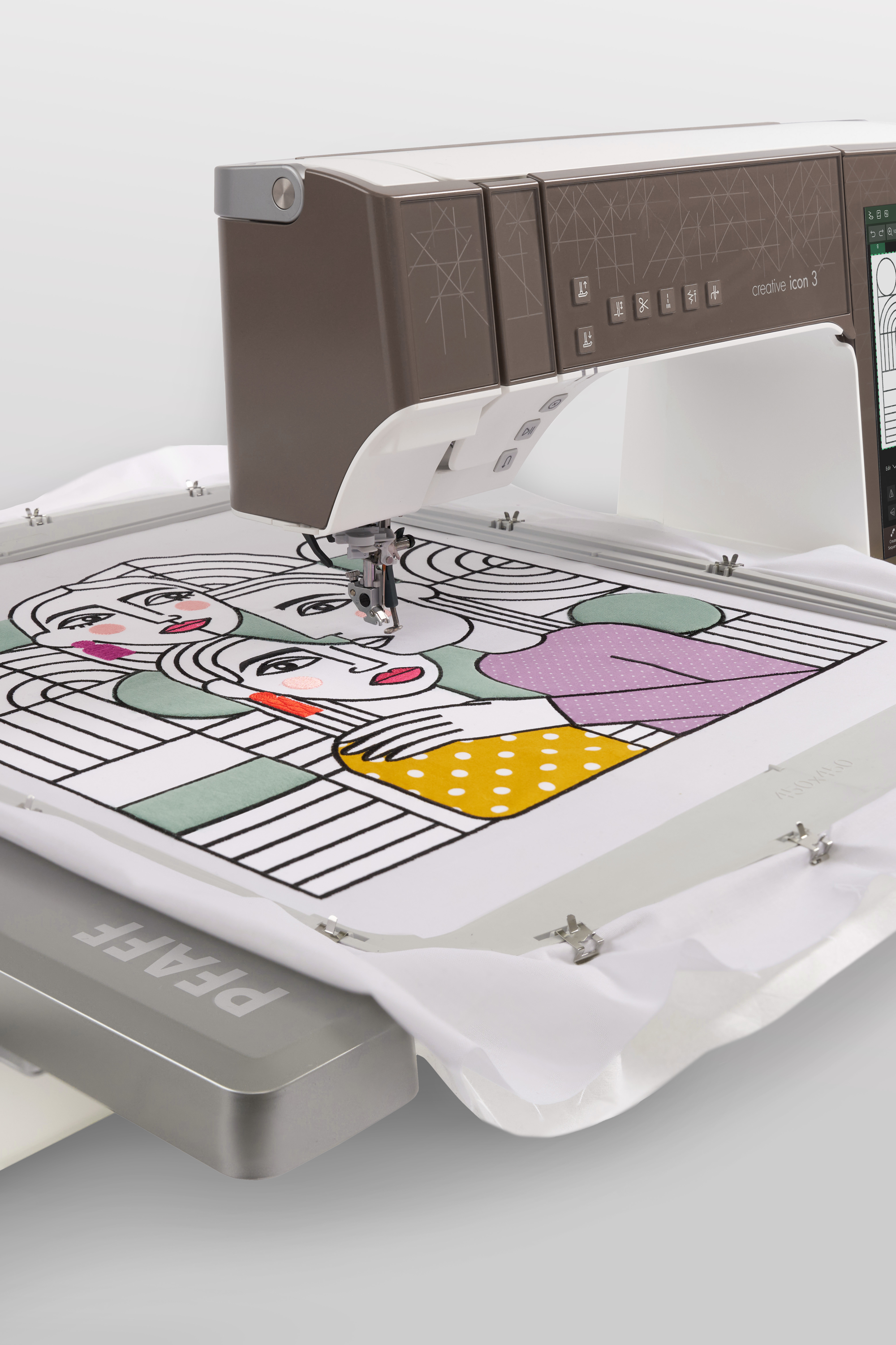 PFAFF creative icon 3 beim großflächigen Sticken mit dem creative Grand Turnable Hoop