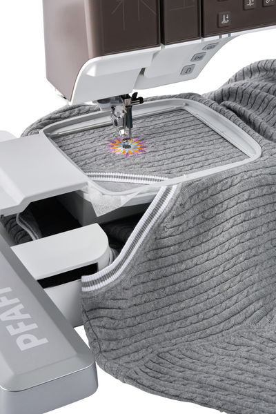 Freiarm-Sticken eines Pullovers mit der PFAFF creative icon 3