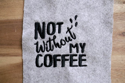 Stickdatei Schriftzug "Not without my coffee"