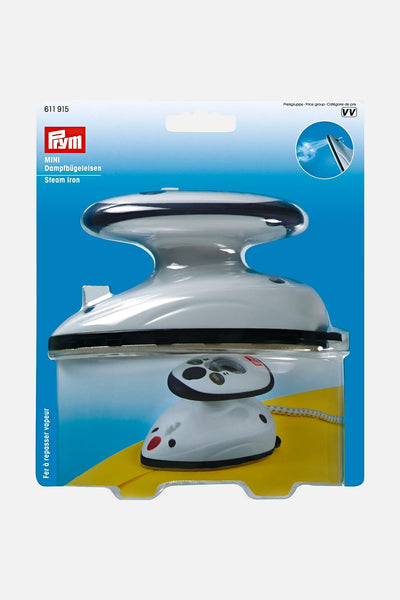 Zu sehen ist die Verpackung des PRYM Dampfbügeleisen MINI in weiß/violett mit einem von weiß nach blau übergehenden Karton versehen mit dem roten PRYM-Logo