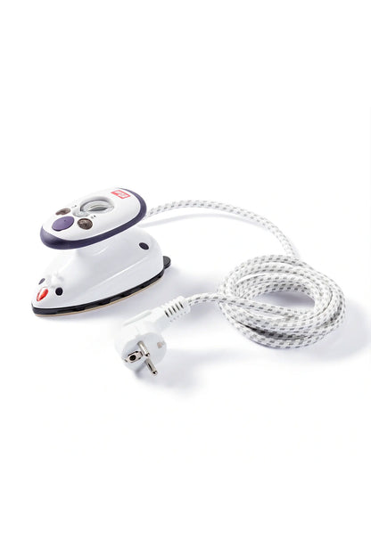 Zu sehen ist das Dampfbügeleisen von Prym in weiß/violett mit dem EU-Stecker