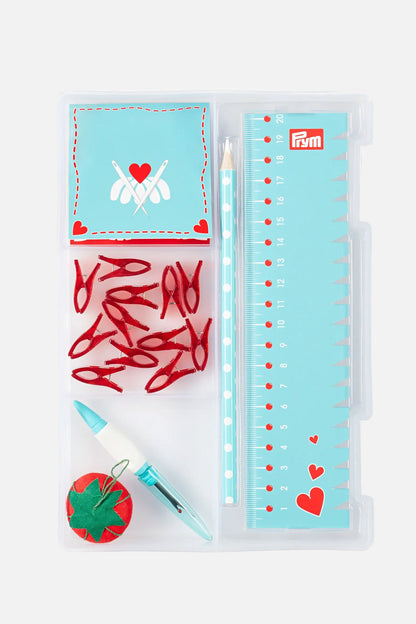 12 rote Stoffclips 1 Nahttrenner prym.ergonomics 1 Nadelkissen Erdbeere Stecknadeln 1 Hand-Nähnadel-Mappe 1 Handmaß 1 Markierstift mit weißer Mine