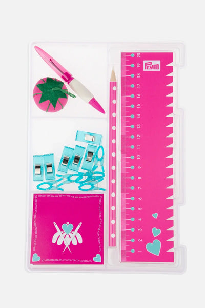 Oberes Fach bestehend aus Handmaß, Markierstift, Stoffclips, Nadelkissen Erdbeere, Hand-Nähnadel-Mappe, Nahttrenner prym.ergonomics