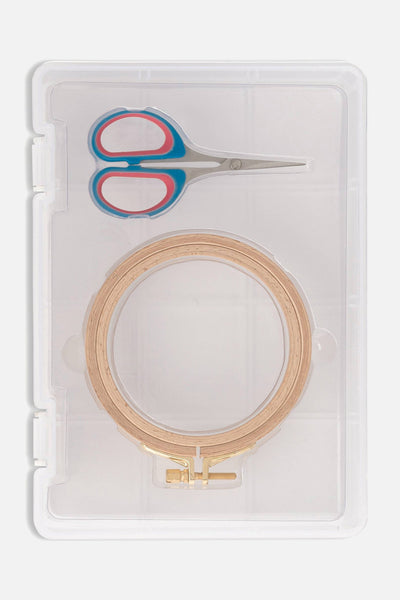 Das untere Fach mit dem Stickrahmen aus Buchenholz und die Strickschere