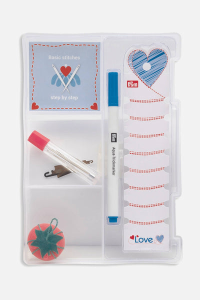 Das obere Fach, bestehend aus Garnwickelkarte, Aqua-Trickmarker, Sticknadel-Sortiment im Magnet-Köcher, Nadelkissen "Mini-Tomate", stabiler Nadeleinfädler, Anleitungsheft