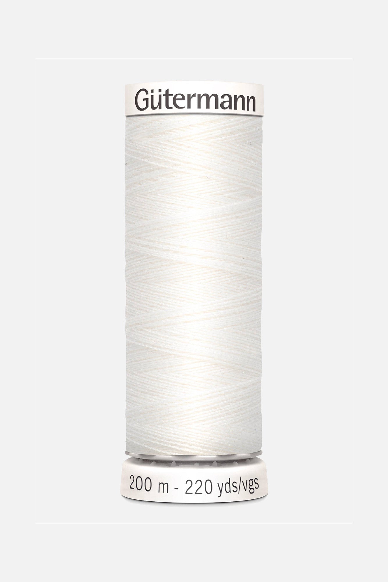 Eine Rolle Allesnähgarn von Gütermann creativ in weiß