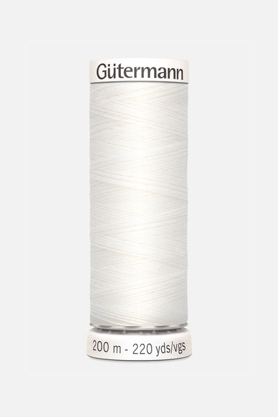 Eine Rolle Allesnähgarn von Gütermann creativ in weiß